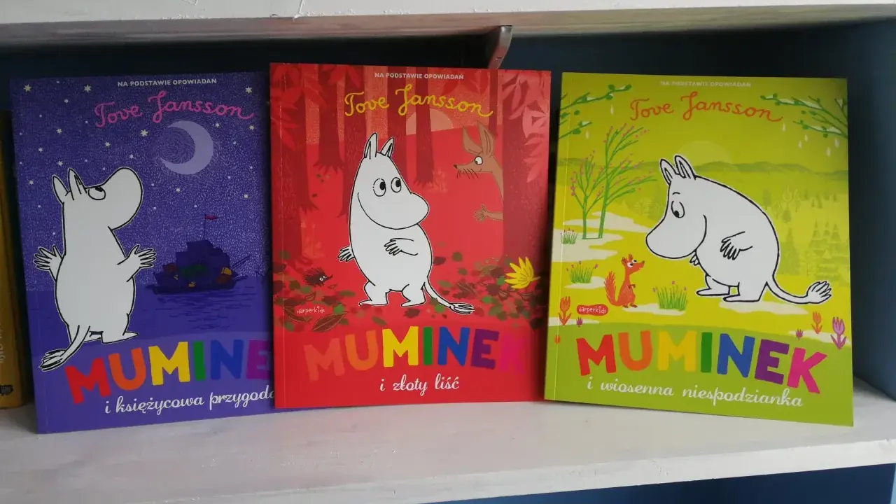 Trzy książki z Muminkami autorstwa Tove Jansson: "Muminek i księżycowa przygoda", "Muminek i złoty liść" oraz "Muminek i wiosenna niespodzianka".