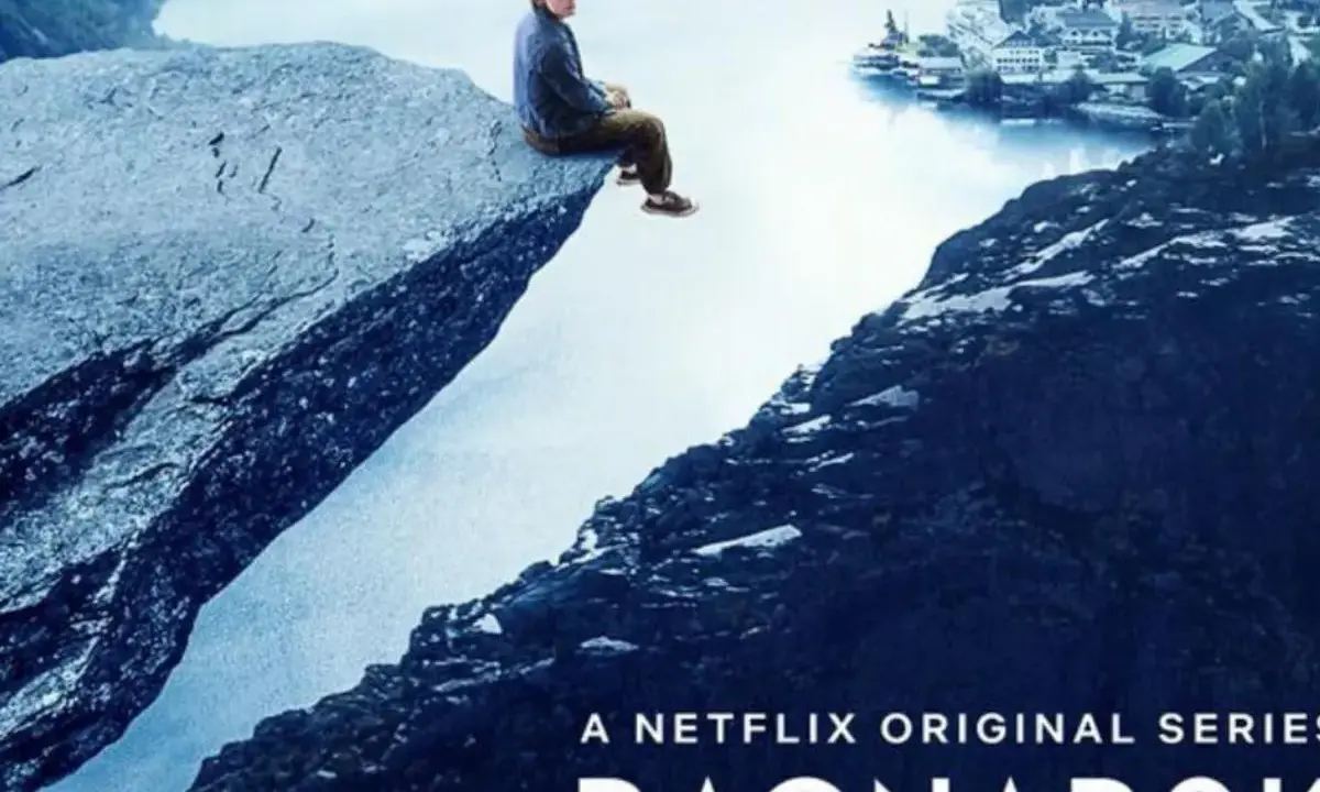 Chłopak siedzi na skale nad jeziorem, w tle miasteczko. Plakat serialu Netflix Ragnarok.