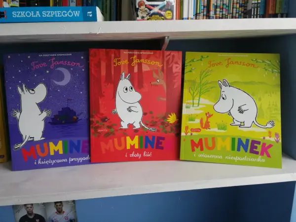 Trzy książki z Muminkami autorstwa Tove Jansson: "Muminek i księżycowa przygoda", "Muminek i złoty liść" oraz "Muminek i wiosenna niespodzianka".