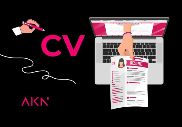 Ręka pisze CV na laptopie. Proces tworzenia idealnego CV.