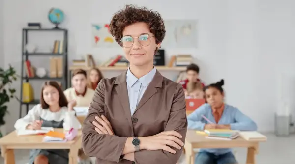 Nauczycielka w klasie, symbol nowoczesnego systemu edukacji w Szwecji. Uczniowie skupieni na lekcji.